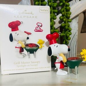 Hallmark 2011 Grill Master Spotlight On Snoapy Ornament Figure (With Woodstock)